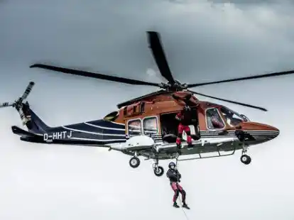 Spektakul&auml;r, bei HeliService Normalgesch&auml;ft: Techniker werden mittels Seilwinde pr&auml;zise am Einsatzort abgesetzt.