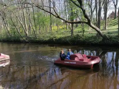 Kleine Testfahrt auf dem Stadtgraben in Emden (von links): Bianca J&uuml;rgens und Sabine Semken im Tretboot.