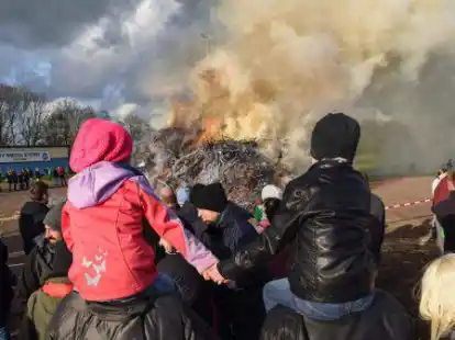 Aus dieser Perspektive ist es besonders sch&ouml;n: Osterfeuergucken auf Papas Schultern in Wolthusen.
