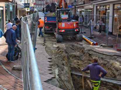 W&auml;hrend der eine oder andere interessiert den Arbeiten in der Stra&szlig;e Zwischen beiden Sielen zuguckt, sind viele Kunden von der aktuellen Situation mit langem Bauzaun und schmalen G&auml;ngen genervt.