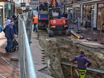 W&auml;hrend der eine oder andere interessiert den Arbeiten in der Stra&szlig;e Zwischen beiden Sielen zuguckt, sind viele Kunden von der aktuellen Situation mit langem Bauzaun und schmalen G&auml;ngen genervt.