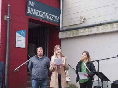 Aktion vor dem Bunkermuseum: Teilnehmer des Work-Camps in St. D&eacute;sir.