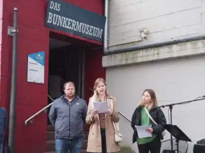 Aktion vor dem Bunkermuseum: Teilnehmer des Work-Camps in St. D&eacute;sir.