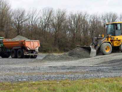 St&uuml;ck f&uuml;r St&uuml;ck wird aus dem Schotterparkplatz im Frisiapark wieder eine gr&uuml;ne Wiese.
