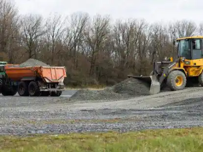 St&uuml;ck f&uuml;r St&uuml;ck wird aus dem Schotterparkplatz im Frisiapark wieder eine gr&uuml;ne Wiese.
