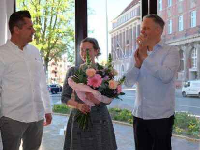 Blumen f&uuml;r die Filialleiterin: Chiara J&auml;ckel (Mitte) und die beiden Gesch&auml;ftsf&uuml;hrer Andreas Baum (links) und Ralph Hartmann.