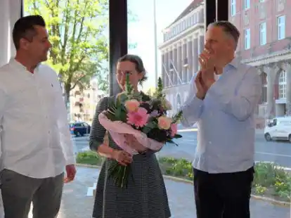 Blumen f&uuml;r die Filialleiterin: Chiara J&auml;ckel (Mitte) und die beiden Gesch&auml;ftsf&uuml;hrer Andreas Baum (links) und Ralph Hartmann.