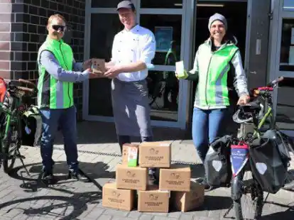 Michael Becker und Kyra Buschak &uuml;bergaben die Schokolade jetzt an Torsten Meyer (Studentenwerk Oldenburg) von der Hochschulmensa in Emden.