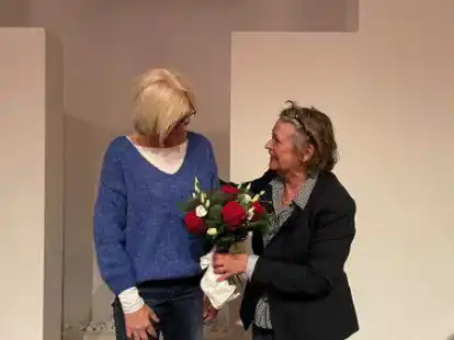 Abschied aus der Verantwortung, aber nicht dem Bad: Elke Fehren-Schmitz bekommt Blumen von Gudrun Sch&ouml;ttes.