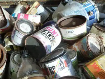 Alte Farben und Lacke haben den gr&ouml;&szlig;ten Anteil an den Stoffen, die das Team des Schadstoffmobils annimmt.