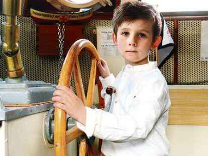 Wahrscheinlich das j&uuml;ngste Mitglied, das der Museumskreuzer &bdquo;Georg Breusing&ldquo; je hatte: Niklas Vernholz (7) aus Emden.