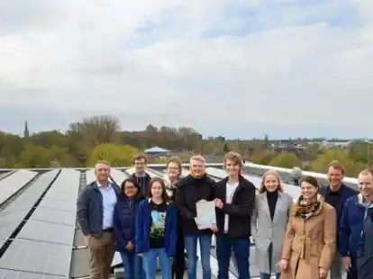 Der Schule aufs Dach gestiegen: Kai Gembler, Lehrer des Max-Windm&uuml;ller-Gymnasiums (MAX); Sabine Noetzel, Schulleiterin BBS I; Christoph Runden, GME Stadt Emden; Julia Dietrich, Laura Oldewurtel, S&ouml;nke Duits, Emil Arp und Mia Bredebusch, Sch&uuml;ler und Sch&uuml;lerinnen des MAX;  Stadtbaur&auml;tin Irina Krantz; Frank Tapper, Schulleiter MAX; Jann Gerdes, Klimaschutzbeauftragter Stadt Emden; Philipp Schild, Fachbereichsleiter Erzeugungsmanagement der Stadtwerke Emden (von links).