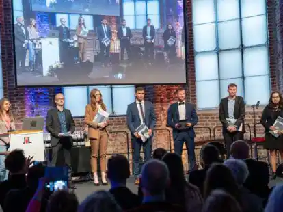 Auf der a Lasco-B&uuml;hne: Pr&auml;sident Prof. Dr. Gerhard Kreutz, die ausgezeichneten Absolventen Kerstin Wunder, Renke Heeren, Lea Scheper, Hendrik Boomgaarden, Tim Wiebalck, Stefan Reck, Kim Nolle und Dekan Prof. Dr. Dirk Rabe.