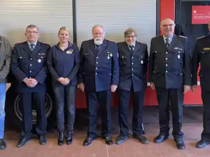 Geerhte (v.l.): B&uuml;rgermeister Uwe Redenius, stellvertretender Ortsbrandmeister Michael Engelbarts-Bremer, Mareike Bohlen (25 Jahre), Karl Heinz Hinrichs (50 Jahre Feuerwehr), Heinz Hermann Maarfeld (50 Jahre), Gemeindebrandmeister Jan Gerhard Diekena, Abschnittsleiter Jochen Behrends.
