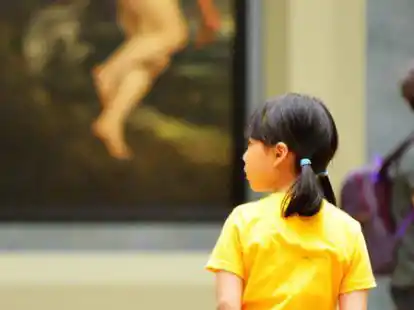 Bilder an der Wand statt auf dem Display: Wie sieht dieses Kind Kunst im Louvre?