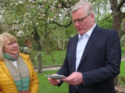 Chance ergriffen: Roswitha Franke legte Wirtschafts- und Tourismusminister Bernd Althusmann (CDU) bei dessen Besuch im &Ouml;kowerk Emden auch den Erhalt des Emder Bunkermuseums ans Herz.