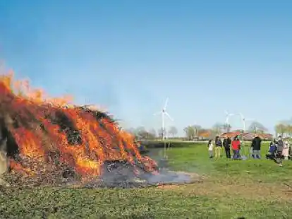 Lichterlohe Flammen auch beim Osterfeuer in Sillenstede.