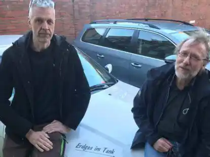 Setzen auf Bio-Erdgas f&uuml;r ihre Autos: die Emder Unternehmer Martin Dirks (links) und Holger Rodiek.