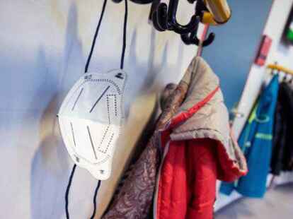 Kommt die Maske an den Haken oder weiter &uuml;ber die Nase? Das ist ab Mittwoch Sch&uuml;lerinnen und Sch&uuml;lern in Emder Schulen freigestellt &ndash; eine Pflicht gibt es n&auml;mlich nicht mehr.