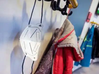 Kommt die Maske an den Haken oder weiter &uuml;ber die Nase? Das ist ab Mittwoch Sch&uuml;lerinnen und Sch&uuml;lern in Emder Schulen freigestellt &ndash; eine Pflicht gibt es n&auml;mlich nicht mehr.