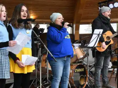 Er&ouml;ffneten das Benefiz-Festival: Merle Huhn, Melis Kalabalik, Iris Klingebiel, Klaas Ackermann und Fiete Beuke.