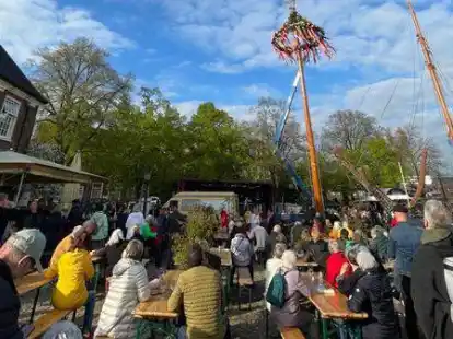 In der Stadt Leer wurde der Maibaum im historischen Hafen aufgestellt, nur die Girlande fehlt noch.