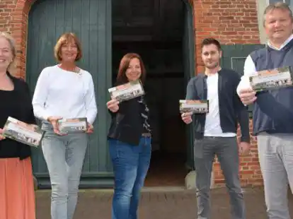 Freuen sich schon jetzt auf das Open-Air-Konzert im Innnenhof des Waisenstifts Varel: (von links) Insa Jung, Stadtmarketing, Claudia Preu&szlig;, Einrichtungsleiterin des Waisenstifts, Miriam K&uuml;pker, Stadtmarketing, Jerome Schr&ouml;ter, Projektkoordinator f&uuml;r die Jubil&auml;umsfeier und Frank Diekhoff, Verbandsgesch&auml;ftsf&uuml;hrung des BVO