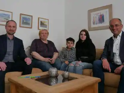 Die erste ukrainische Familie ist in eine AWO-Wohnung eingezogen: Natalia Balashova mit Enkel Oleg und Tochter Luidmyla. Thore Wintermann (links) von der AWO und B&uuml;rgermeister Lars Krause w&uuml;nschen ihnen alles Gute.