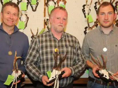 Die Goldmedaille f&uuml;r den interessantesten Bock erhielt Matthias Werner (Mitte), die Bronzeplakette Thorsten Meschkat (links) und die Silberauszeichnung Markus Brandt.