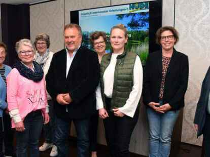Es geht weiter bei der Touristikpalette Hude mit neuen Mitstreiterinnen und Mitstreitern (von links): Edith Buskohl, Doris Zabrodsky, Renate St&uuml;mer, Peter Burgdorf, Martina Weisensee, Stephanie Burgdorf-Stein, Kerstin Sonka und Franz-Herbert Bunjor.
