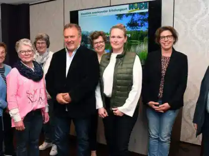 Es geht weiter bei der Touristikpalette Hude mit neuen Mitstreiterinnen und Mitstreitern (von links): Edith Buskohl, Doris Zabrodsky, Renate St&uuml;mer, Peter Burgdorf, Martina Weisensee, Stephanie Burgdorf-Stein, Kerstin Sonka und Franz-Herbert Bunjor.