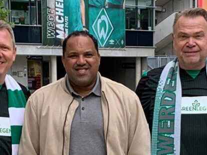 Stehen auf Gr&uuml;n-Wei&szlig;: (von links) Carsten Steenken, Werder-Legende Ailton und Arndt Schweer. Das Foto entstand bei einem vorherigen Treffen am Weserstadion.