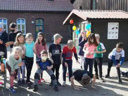 Kurz vor dem Start stellten sich alle L&auml;ufer entlang der Startlinie in einer Reihe auf. Aufw&auml;rm&uuml;bungen vor dem Lauf durften bei den Sch&uuml;lern nicht fehlen.