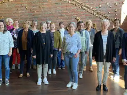 Gut eingestimmt: Der Projektchor mit seiner Leiterin Katharina Adam (hinten links) besteht aus S&auml;ngerinnen aus der Stadt und dem Landkreis Oldenburg.