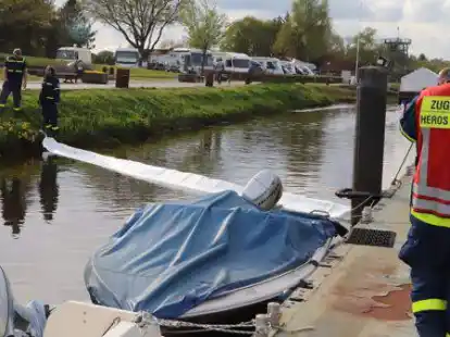 Die Helfer des THW Cloppenburg setzten &Ouml;lsperren im Hafenbecken von Bar&szlig;el.