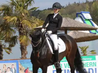 Sport mit Seeblick: Reiter und Zuschauer genossen das Ambiente im Beachclub Nethen.