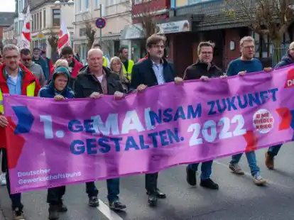 Die Teilnehmer der Talkrunde in der Jahnhalle marschierten beim Demonstrationszug zum 1. Mai voran: (von rechts) Ralf Feierabend, Michael Eilers, Nils Humboldt, B&uuml;rgermeister Nils Siemen und Heiko Siemens. Vorneweg: die Marching-Band Brake