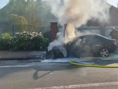 Eine Mercedes-C-Klasse ist am Mittwochabend an der Molberger Stra&szlig;e in Cloppenburg v&ouml;llig ausgebrannt.