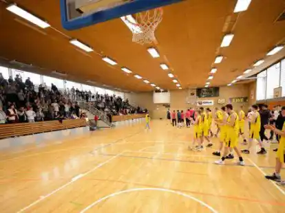Einen Dank f&uuml;r die gro&szlig;e Unterst&uuml;tzung schickten die Talente der Baskets Juniors nach dem Aus an die vielen Zuschauer auf die Trib&uuml;ne der Sporthalle am Haarenufer.