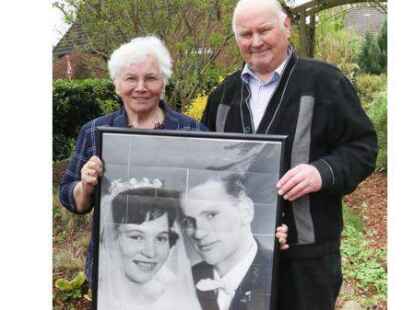Das Paar Hilde und Klaus Warnken mit dem Bild der gr&uuml;nen Hochzeit, das es zur Goldenen als Puzzle von den Kindern gab.