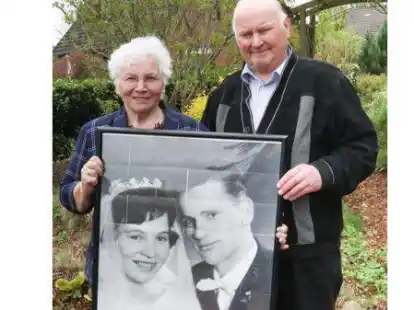 Das Paar Hilde und Klaus Warnken mit dem Bild der gr&uuml;nen Hochzeit, das es zur Goldenen als Puzzle von den Kindern gab.