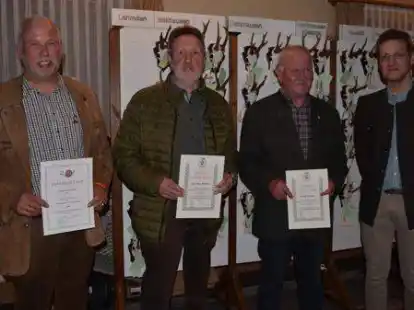 Geehrt (von links): Henning von Schele, Karl Heinz Wemken und Helmut Carstens mit Hegeringleiter Lutz Wemken.