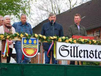 Umgebaut und renoviert: Das Alte Rathaus in Sillenstede wurde nun offiziell an die Dorfgemeinschaft &uuml;bergeben (von links): Gerd Janssen, Doris Wolken, Hinrich Neumann, B&uuml;rgermeister Gerhard B&ouml;hling und DG-Vorsitzender Jan B&ouml;lts.
