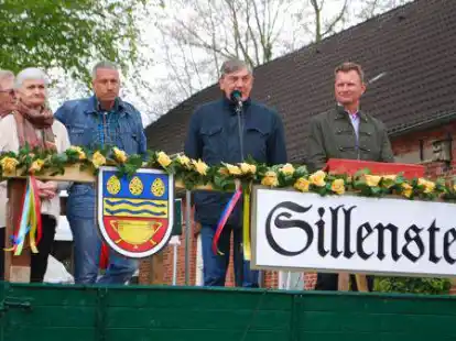 Umgebaut und renoviert: Das Alte Rathaus in Sillenstede wurde nun offiziell an die Dorfgemeinschaft &uuml;bergeben (von links): Gerd Janssen, Doris Wolken, Hinrich Neumann, B&uuml;rgermeister Gerhard B&ouml;hling und DG-Vorsitzender Jan B&ouml;lts.