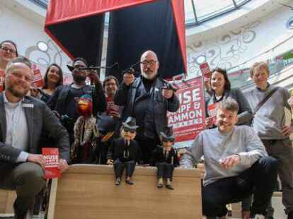 Bringen munteres Theater-Leben in die Bude (vorne von links): Schlossh&ouml;fe-Centermanager Frank Trompeter und Woyton-Leiter Henner Welling sowie (hinten von links) Johanna Sch&ouml;n (Immergr&uuml;n), Katharina Semling (Projektinitiative), Jemson Kropp (Studioline), Barthel Pester (Kostbar), Figurenspieler Axel Bahro (&bdquo;Puppets in Minutes&ldquo;) &ndash; hier mit Model &bdquo;Ella Schrapella&ldquo; und den &bdquo;Blues Brothers&ldquo;, Katja Reiche (Projektinitiative), Schauspieler Jo Schmitt und Ina Lehnert-Jenisch (Wirtschaftsf&ouml;rderung) in der Rotunde der Schlossh&ouml;fe.