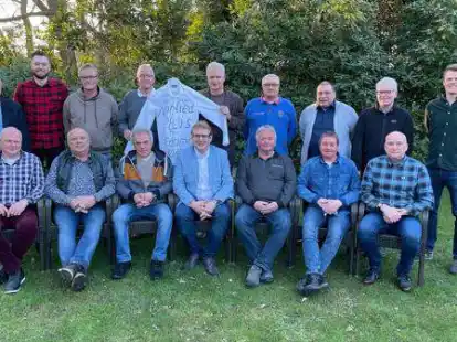 Die Aufstiegsmannschaft traf sich nach 41 Jahren wieder: (oben v.li.) Horst Meching, Thomas Ulpts, Rainer Miener, Ralf Wiza, Hans-J&uuml;rgen Reske, Alf Miener, Rainer Siebelts, Volker K&auml;stner, Max Warnken, (unten v.li.) Wolfgang Ulpts, Ronald Winkler, Herbert Eiskamp, Harry Bonsack, Hertmut Abraham, Wilfried Meinen und Uwe Ulpts.