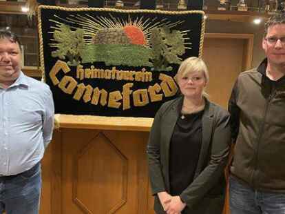 Der Vorstand des Heimatvereins Conneforde: Andreas S&auml;fken (rechts, erster Vorsitzender), Lena Heinen (2. Vorsitzende) und Hendrik M&ouml;llenberg (dritter Vorsitzender).