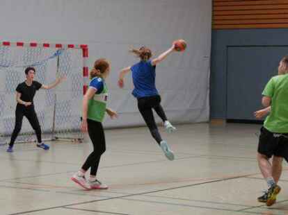 Mit vollem Einsatz dabei: Sch&uuml;lerinnen und Sch&uuml;ler beim Handball-Training an der KGS.