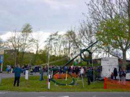 <p>In Weserdeich brachten die Mitglieder der Interessengemeinschaft, der Stedinger Landjugend und der Feuerwehr den Maibaum per Muskelkraft in die Senkrechte.</p>