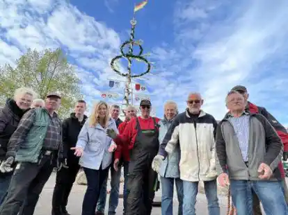 Maifeier unter wei&szlig;-blauem Himmel: In Bookholzberg wurde mit vereinten Kr&auml;ften kein Mai-, sondern ein Handwerkerbaum aufgestellt.